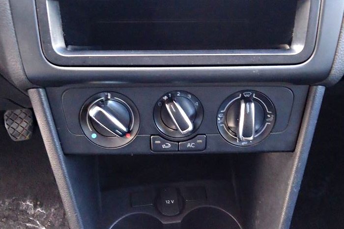 VOLKSWAGEN POLO (2012) full